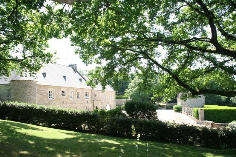 Vannes property outbuildings 10 ha sold