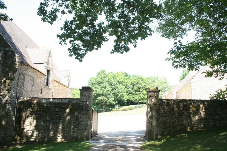 Vannes property outbuildings 10 ha sold