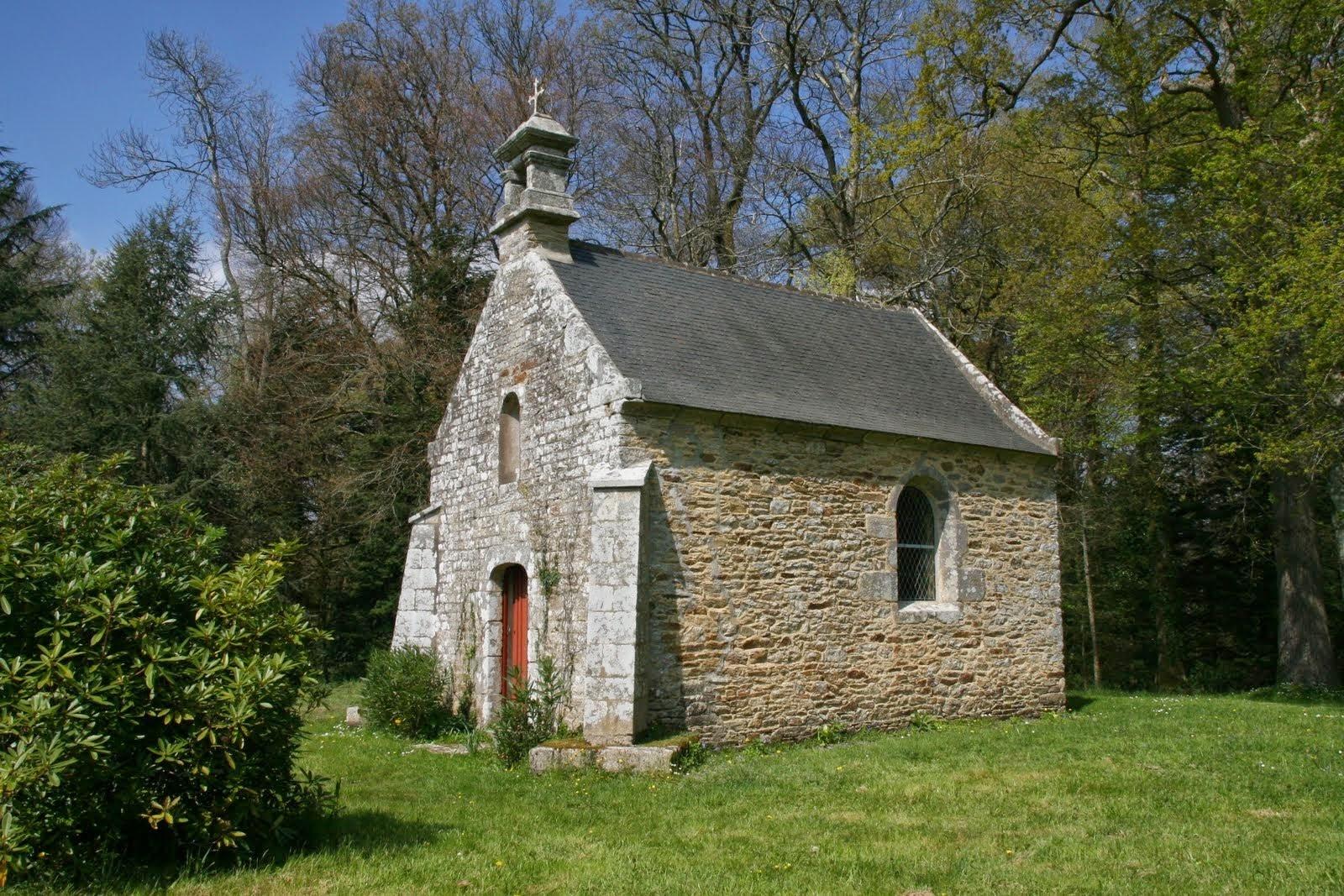 Properties castle and outbuildings on 156Ha river view