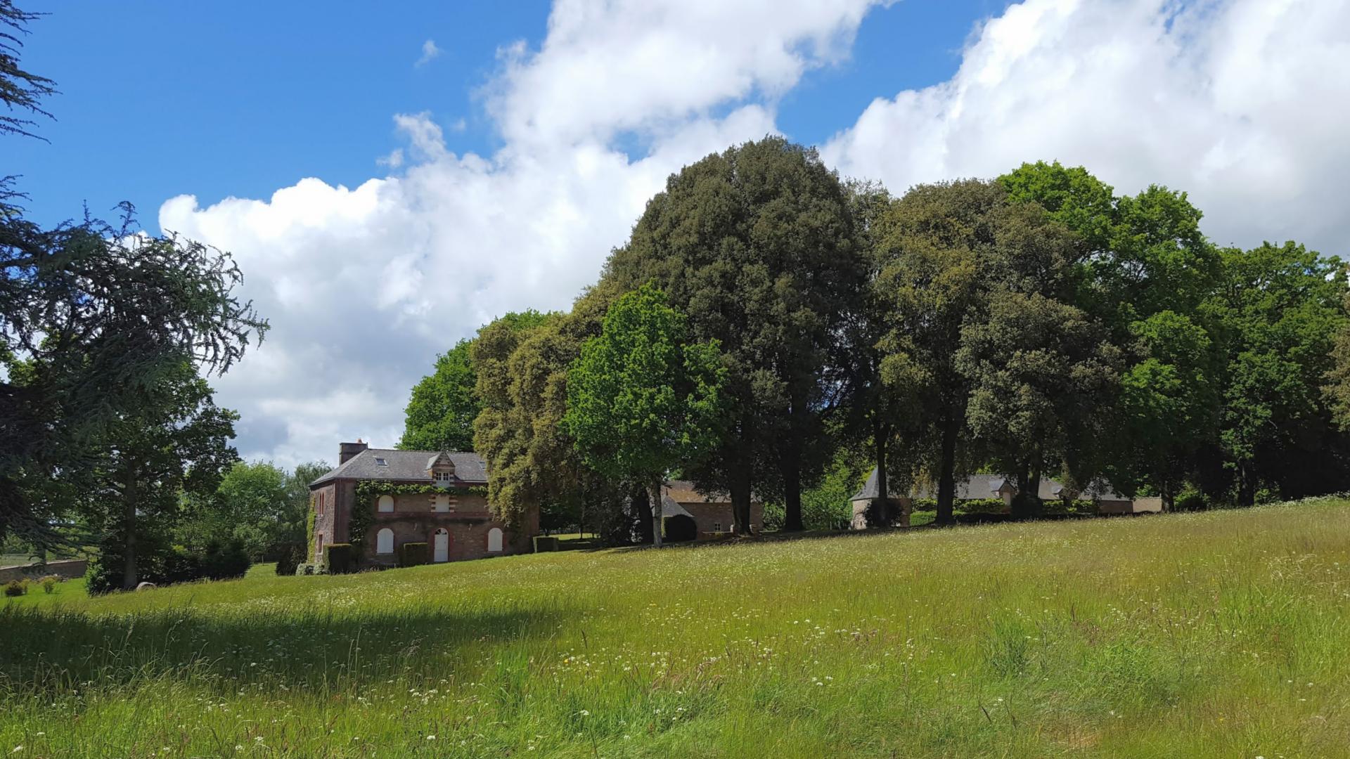 Properties castle and outbuildings on 156Ha river view