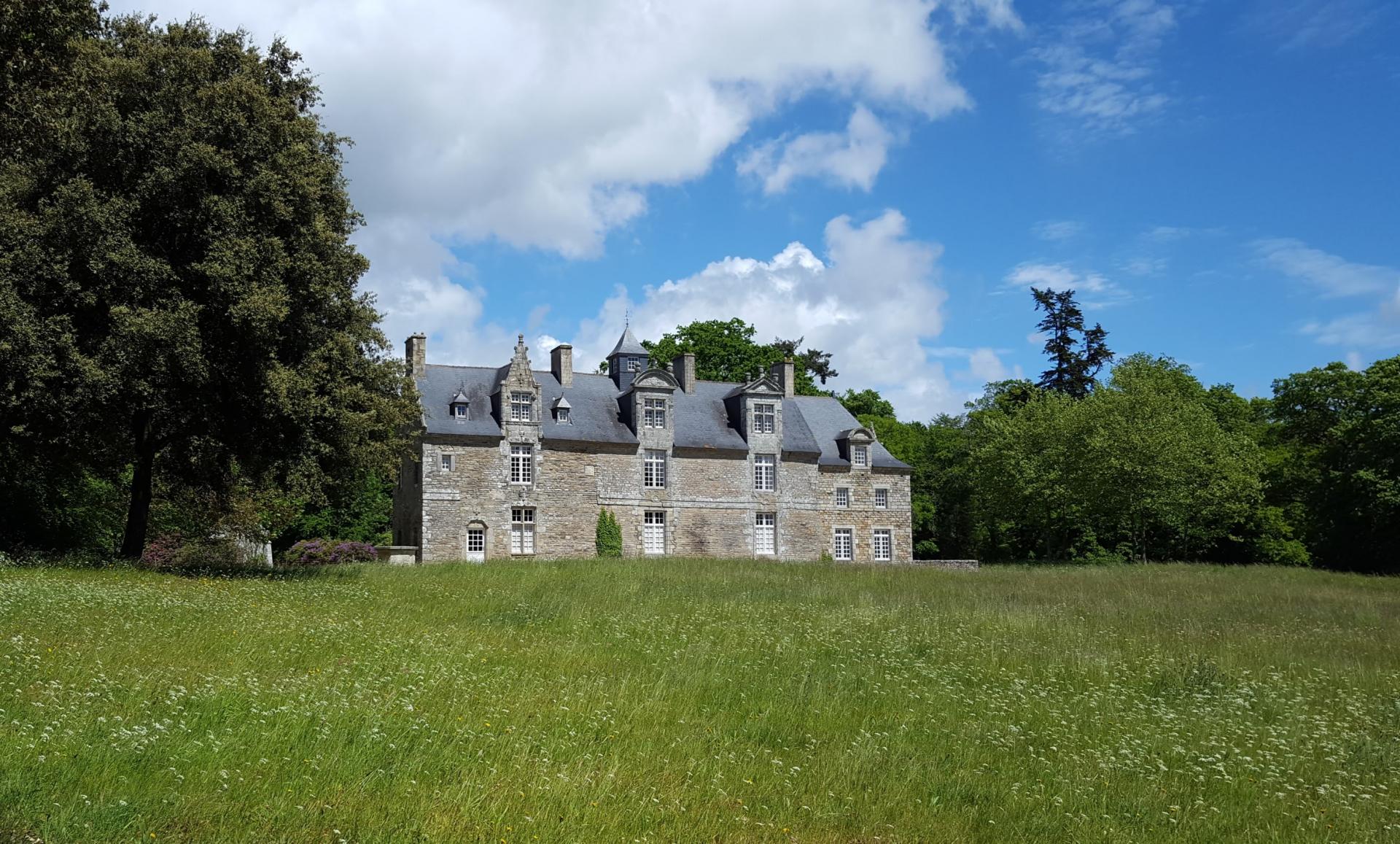 Properties castle and outbuildings on 156Ha river view