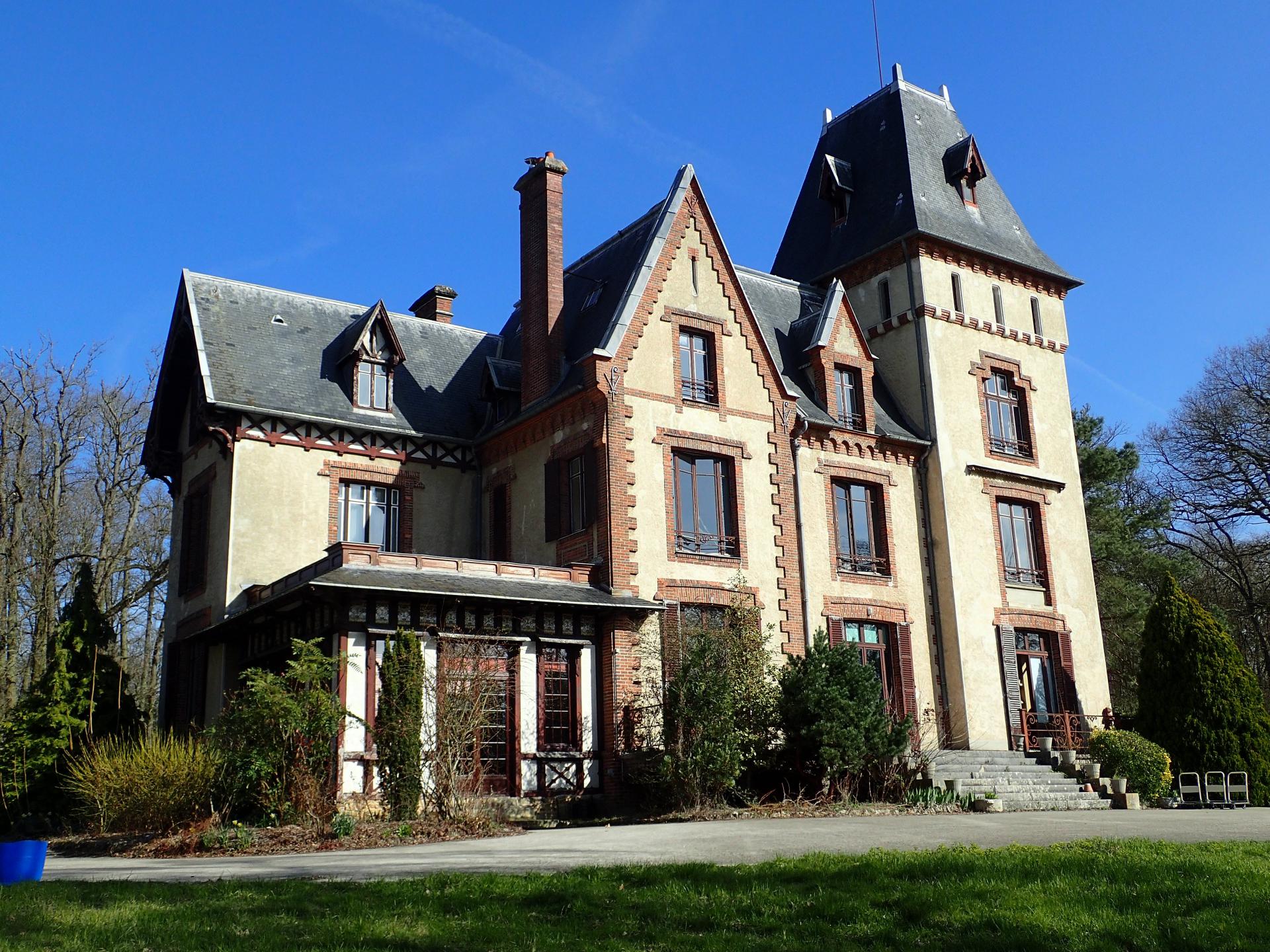 Property manor woods park with view of the Seine