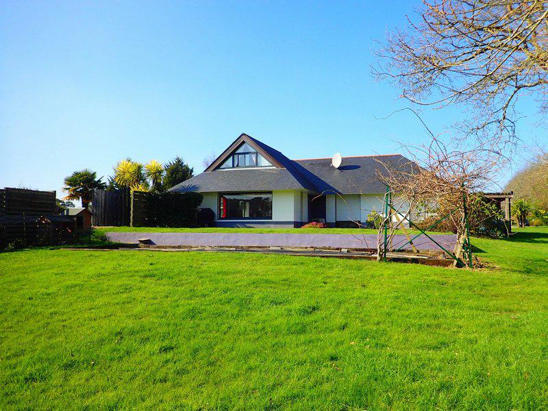 Large contemporary house swimming pool garages