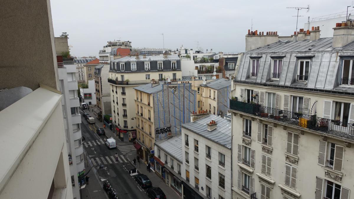 Montmartre appartement traversant à rénover 2 ch cave 7e éta