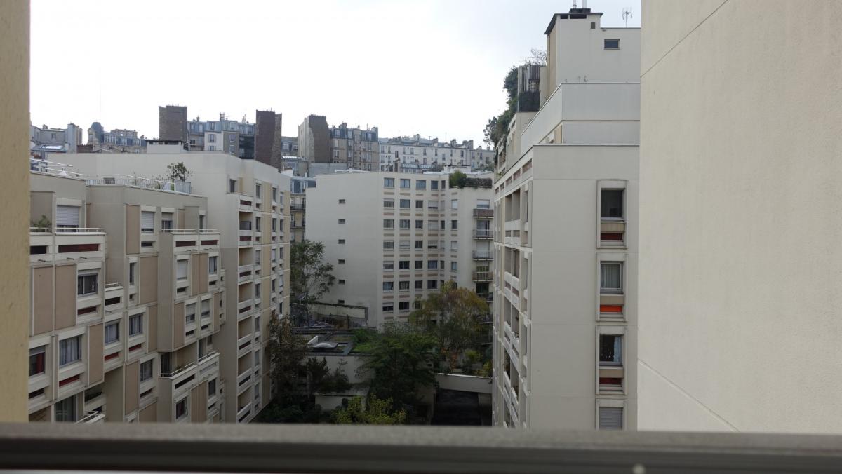 Montmartre appartement traversant à rénover 2 ch cave 7e éta