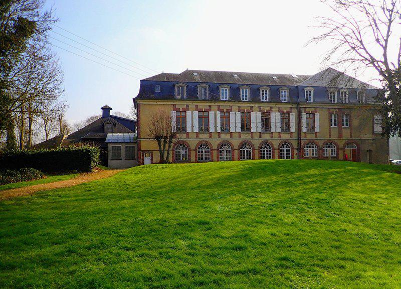 Property 1500 m2 castle outbuildings 2,8Ha