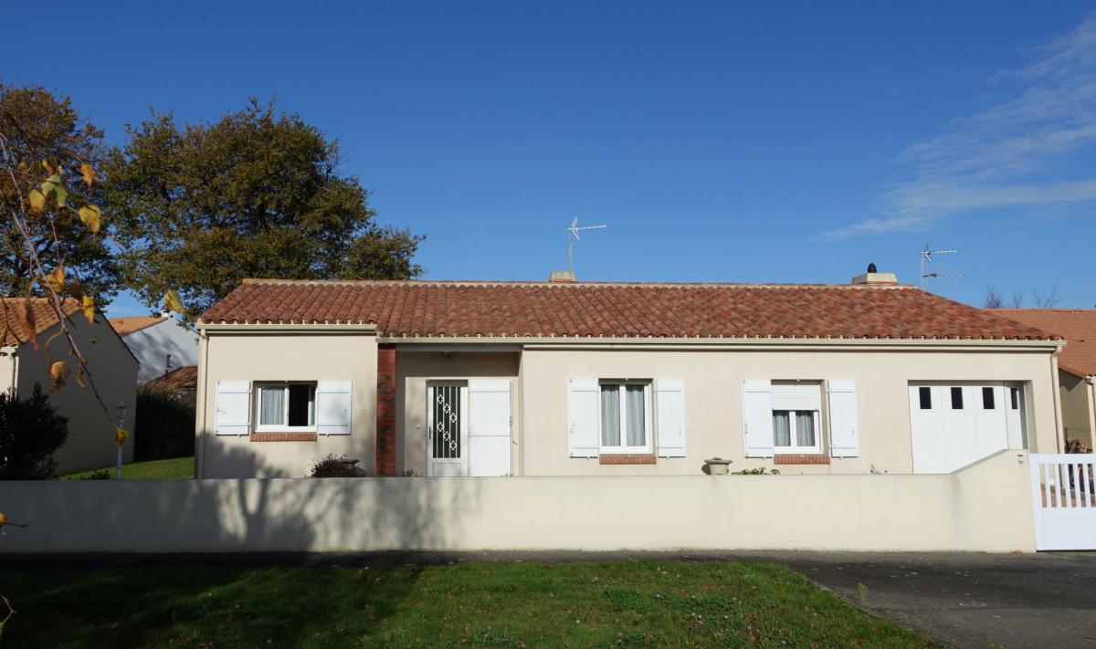 3 bedroom house on one level with garden and garage