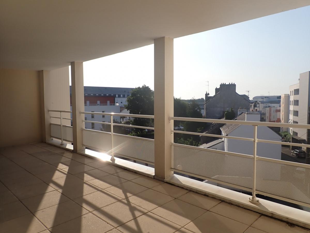 Large 3 bed flat with balcony and garage