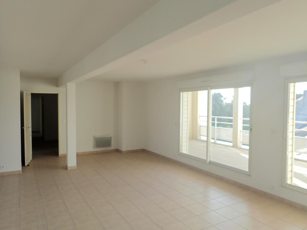 Large 3 bed flat with balcony and garage