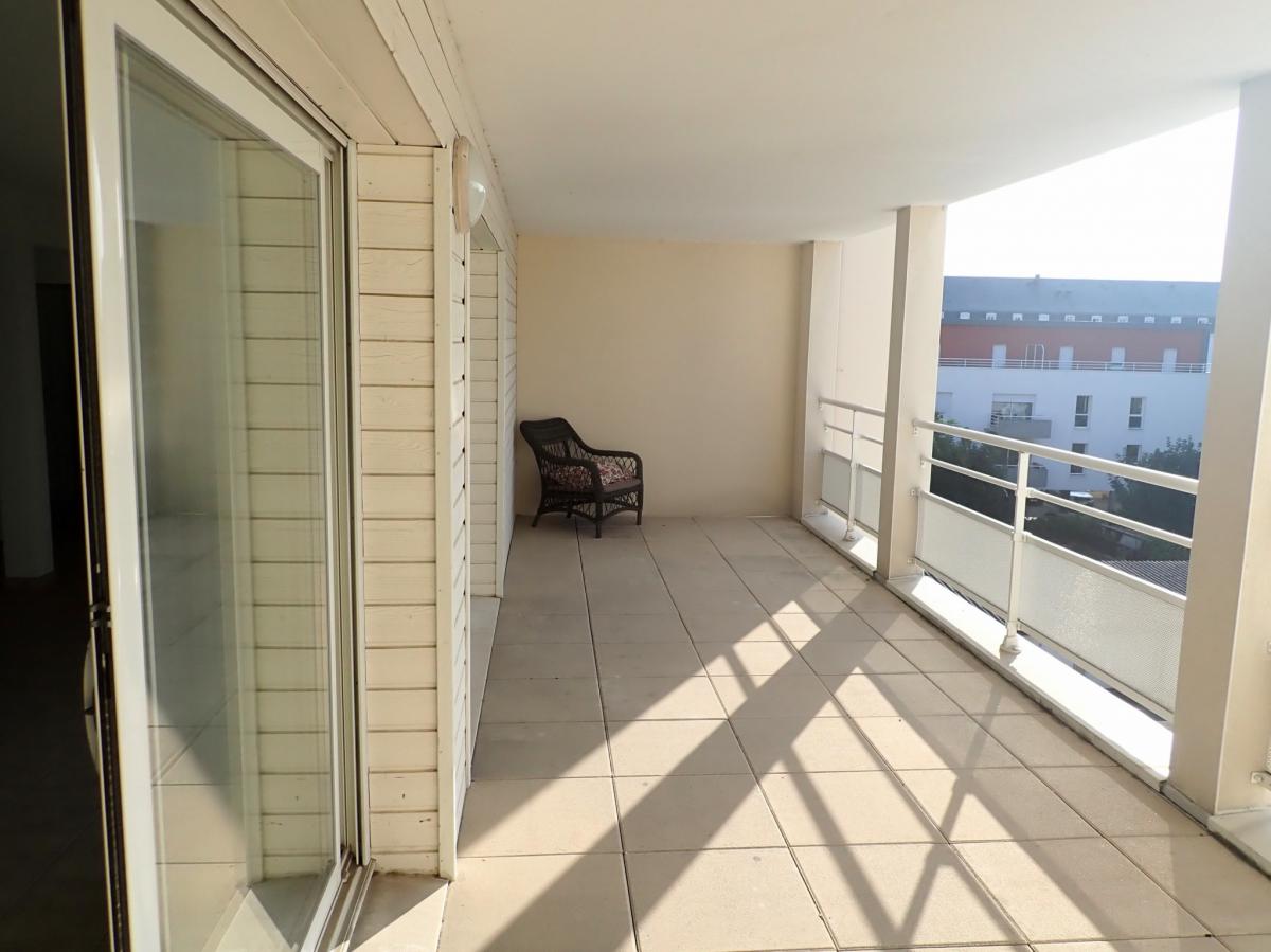 Large 3 bed flat with balcony and garage