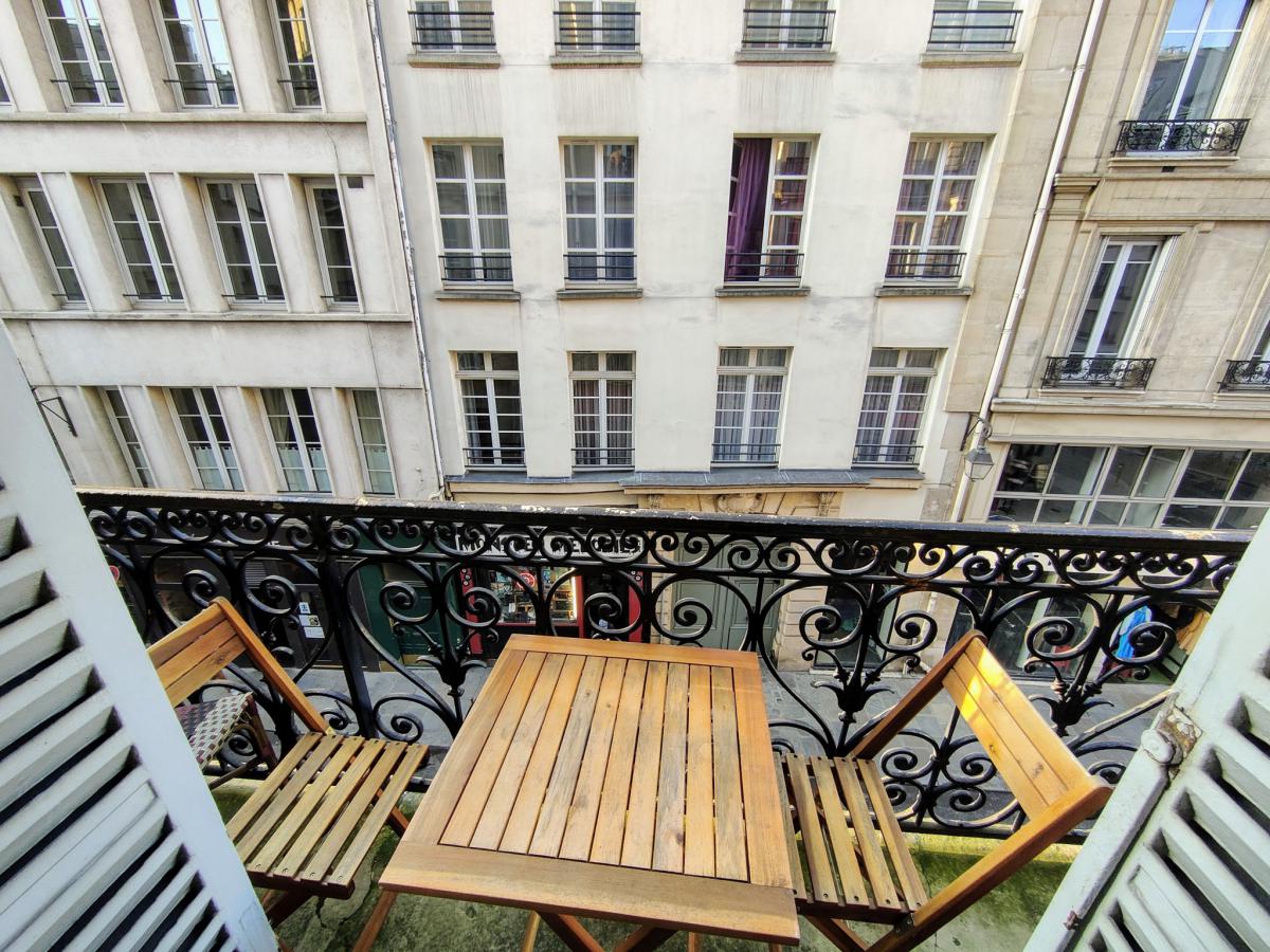 Paris 1st flat 42m2 balcony 1 bed 