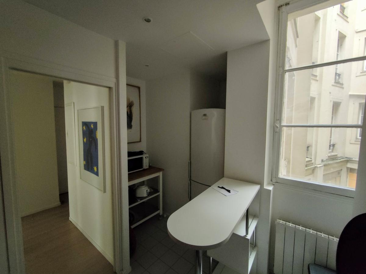 Paris 1st flat 42m2 balcony 1 bed 