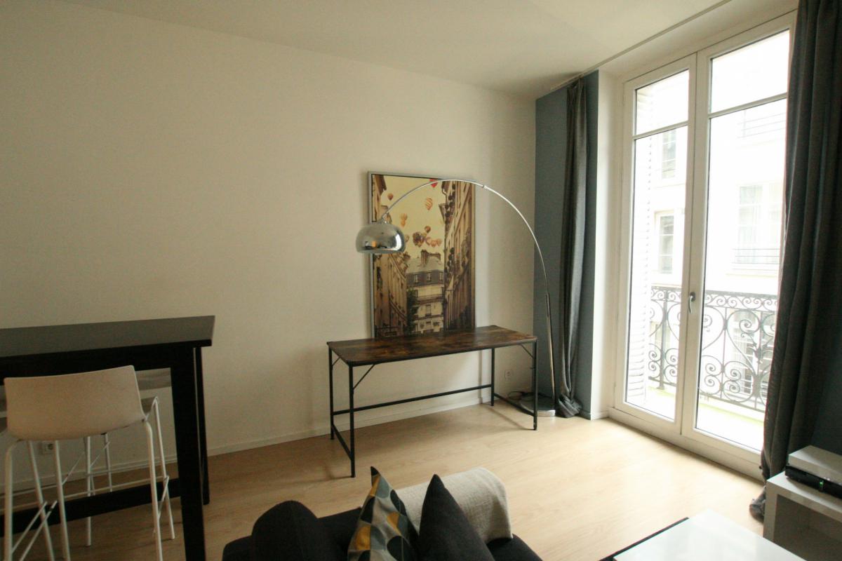 Paris 1st flat 42m2 balcony 1 bed 
