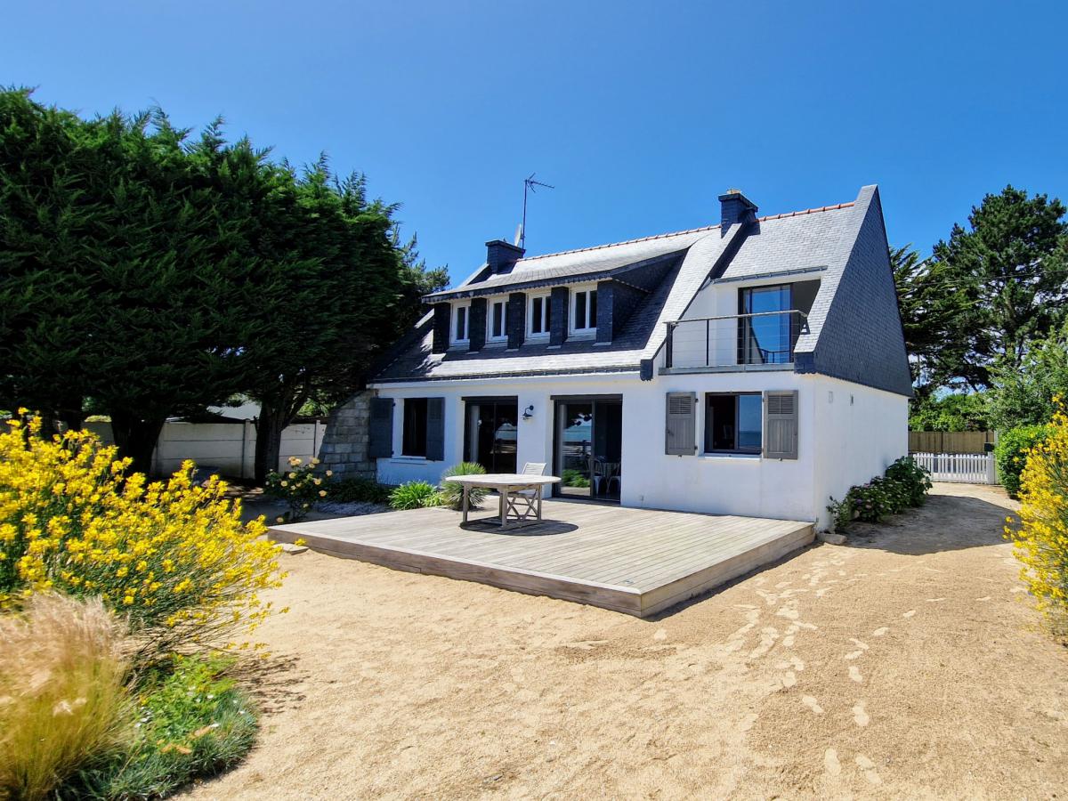 Garden house with sea view in 1st row