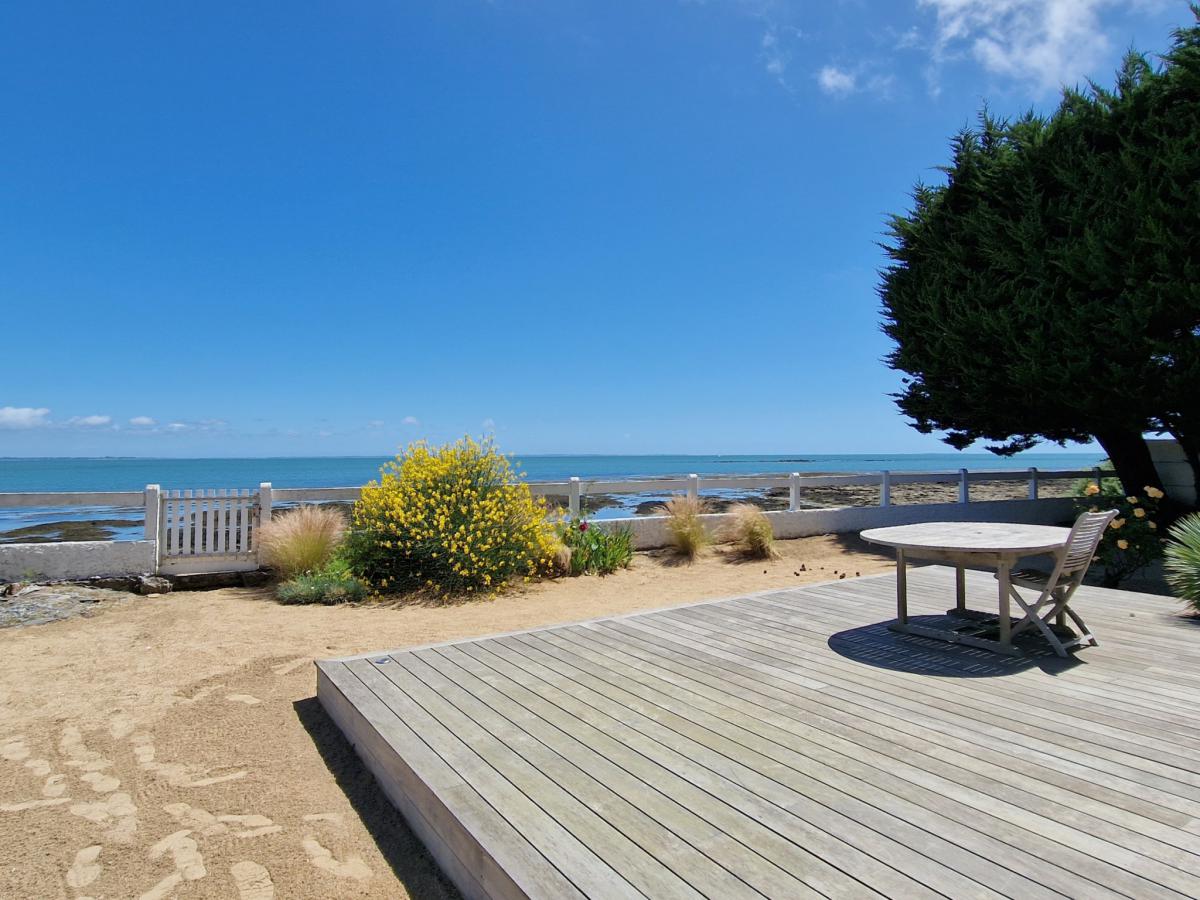 Garden house with sea view in 1st row