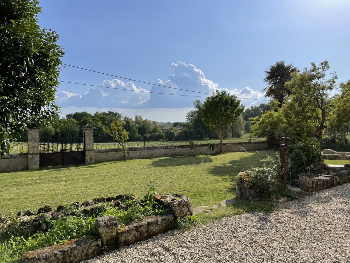 Maison de maître with view of the vineyards garden well garage