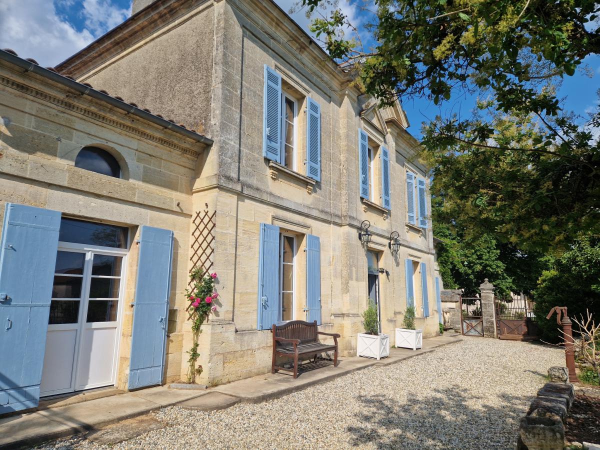 Maison de maître with view of the vineyards garden well garage