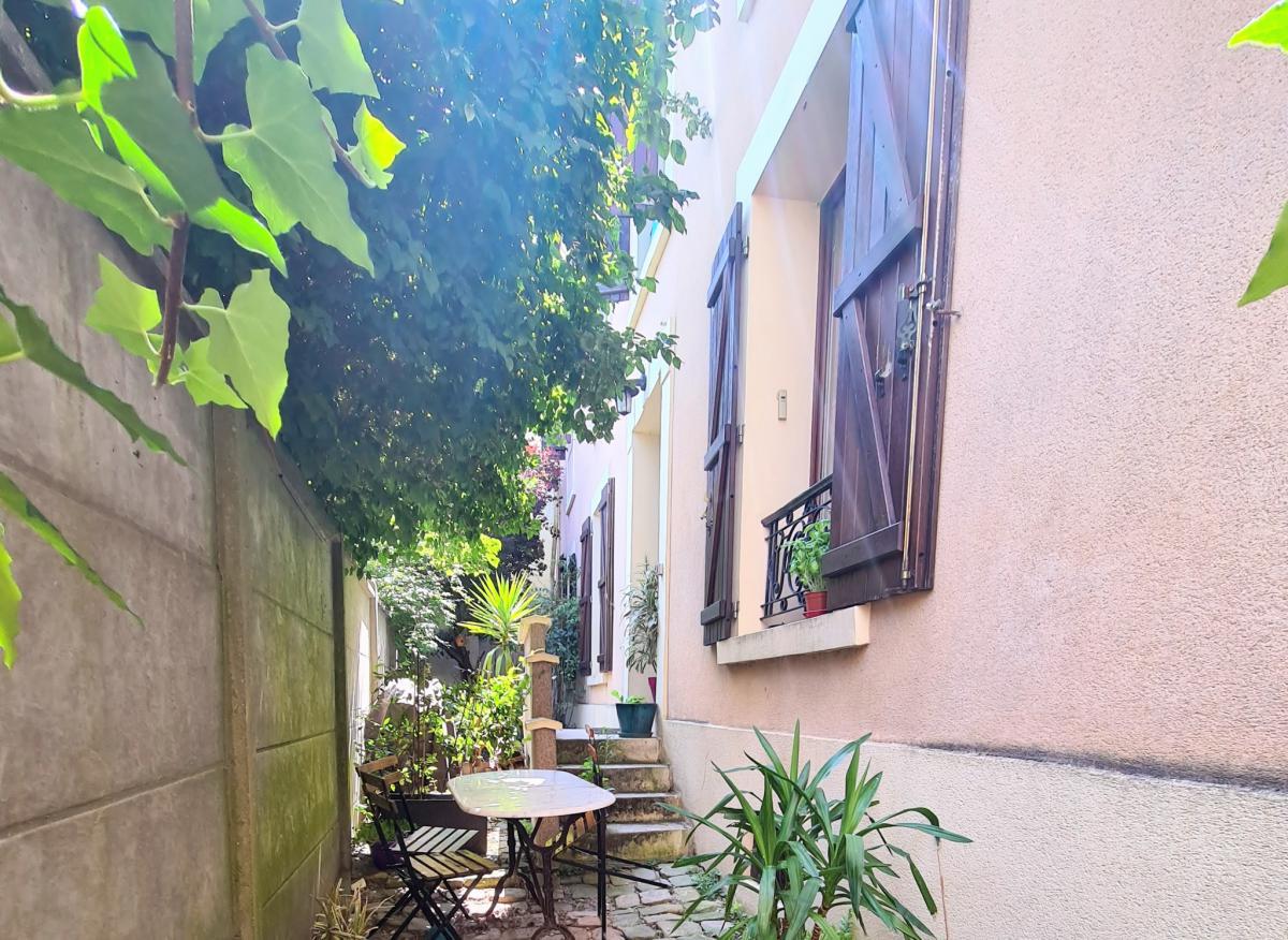  3-room through flat with courtyard and cellars