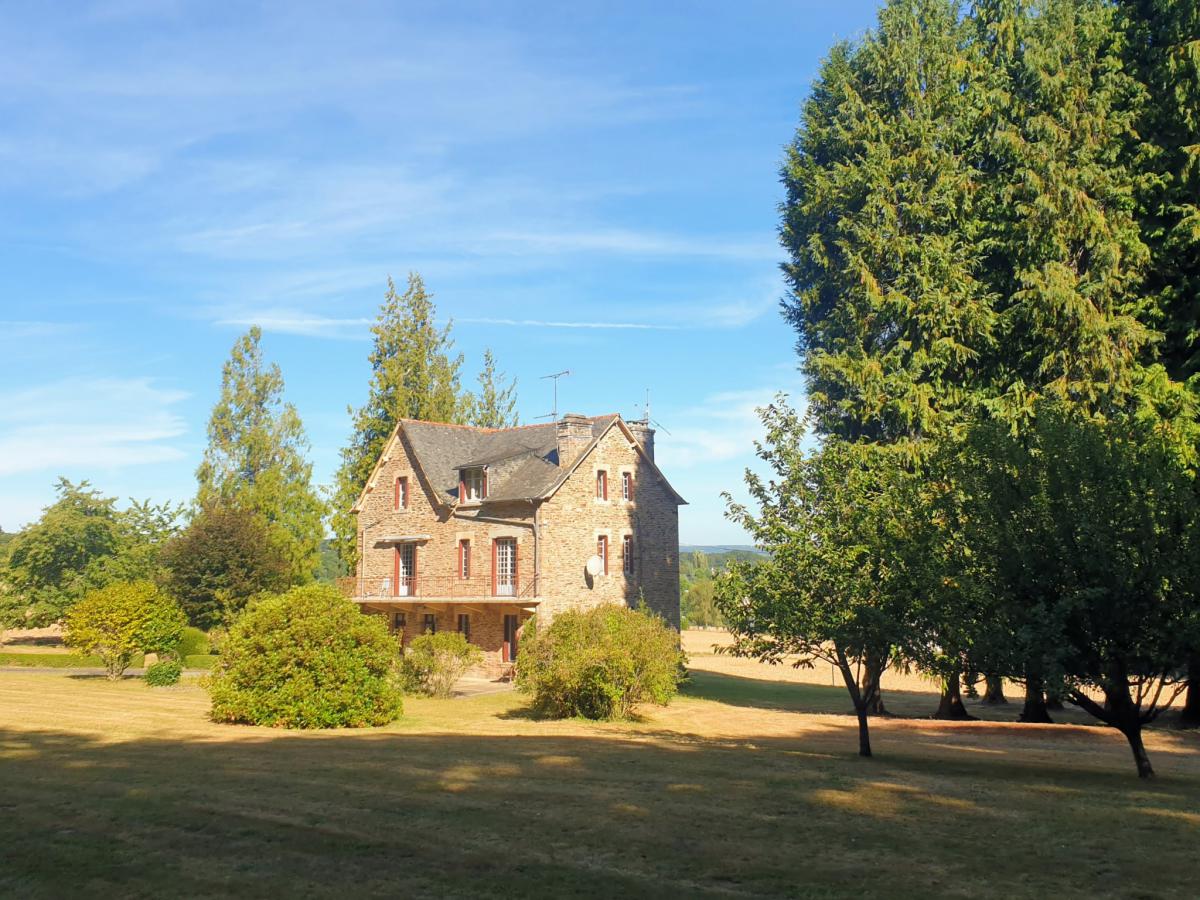 Vue campagne propriété et dépendance à rénover 