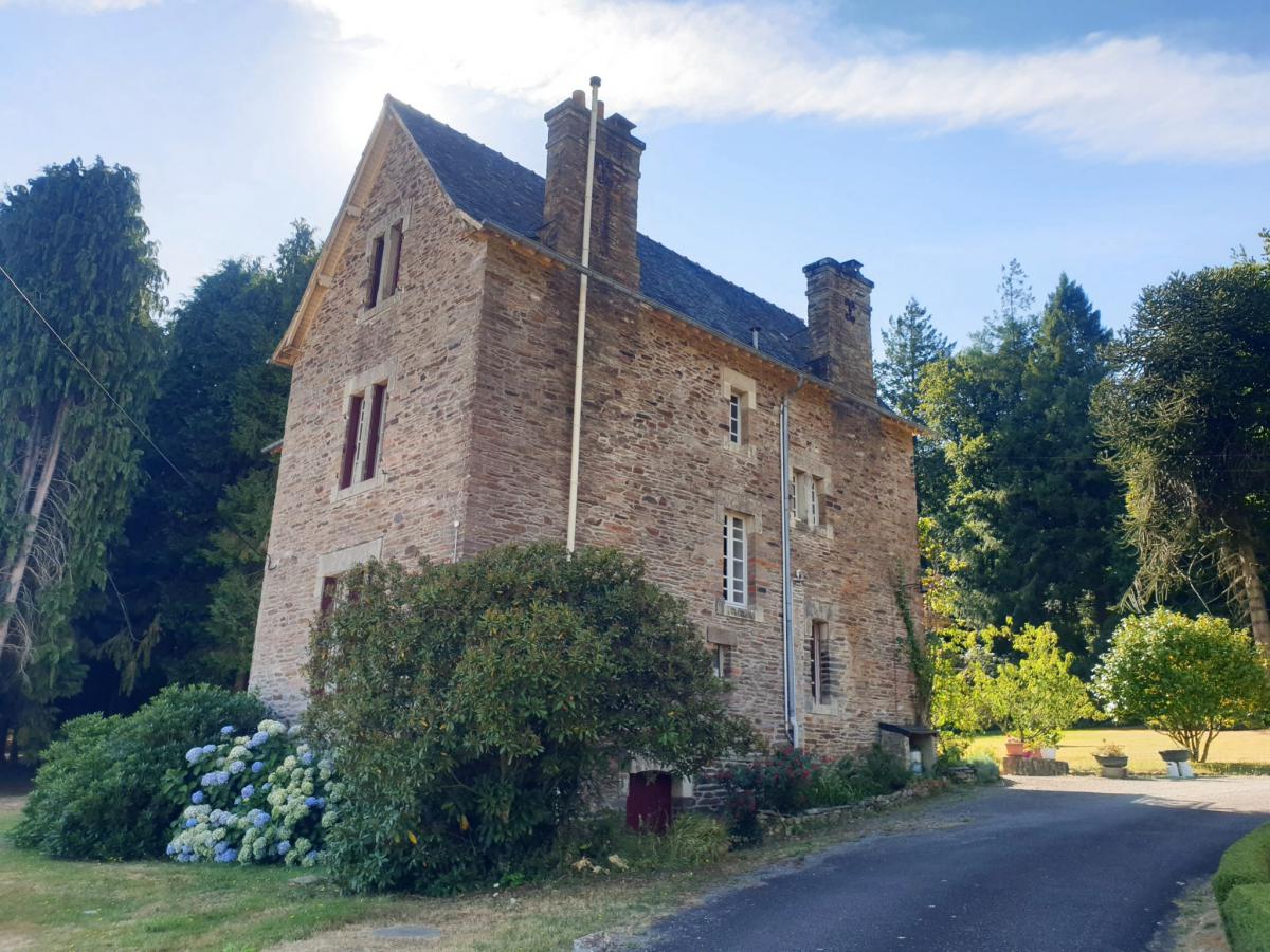 Vue campagne propriété et dépendance à rénover 