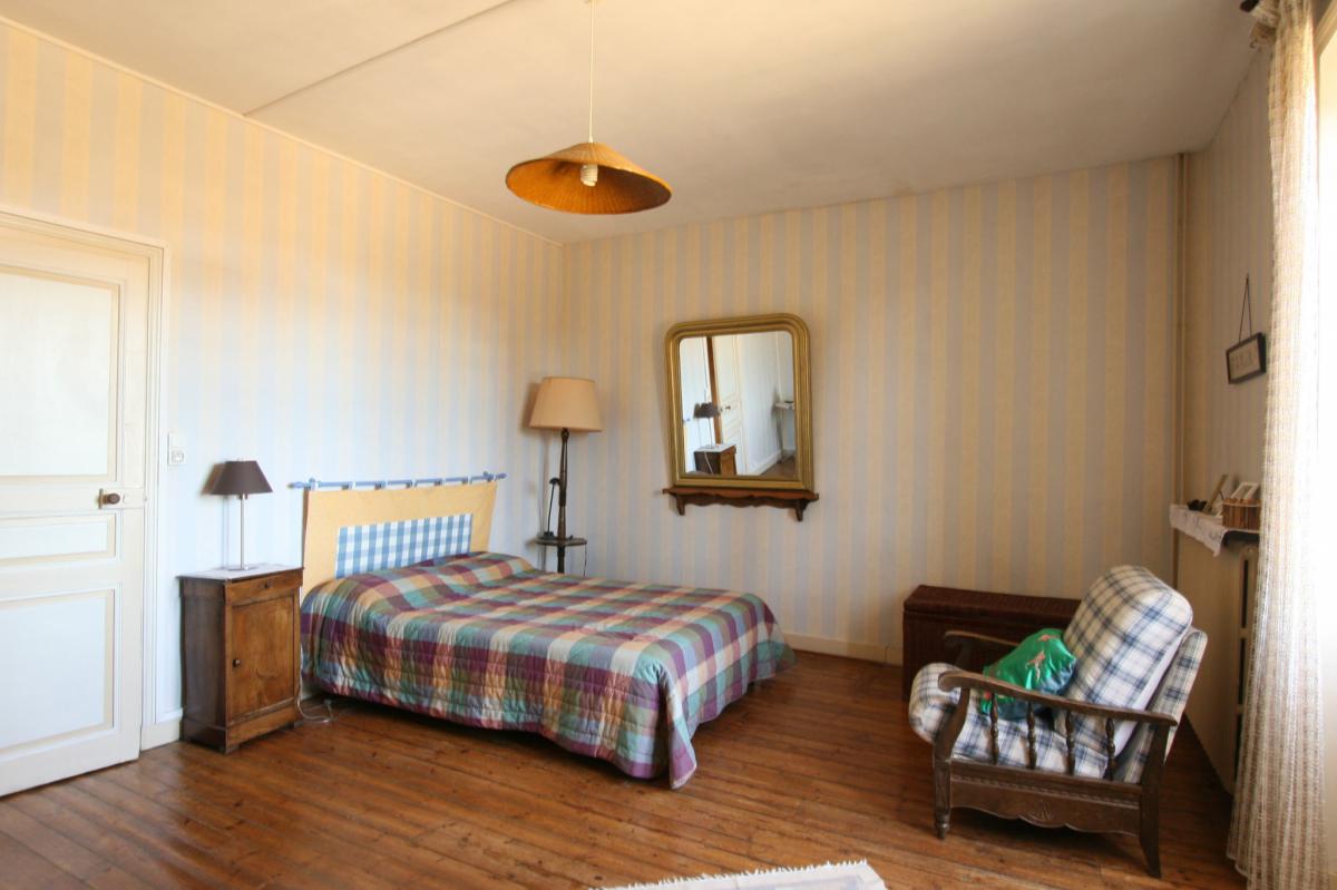 Country view property and outbuilding to renovate 