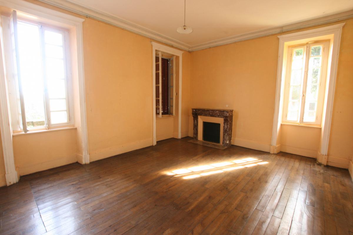 Country view property and outbuilding to renovate 