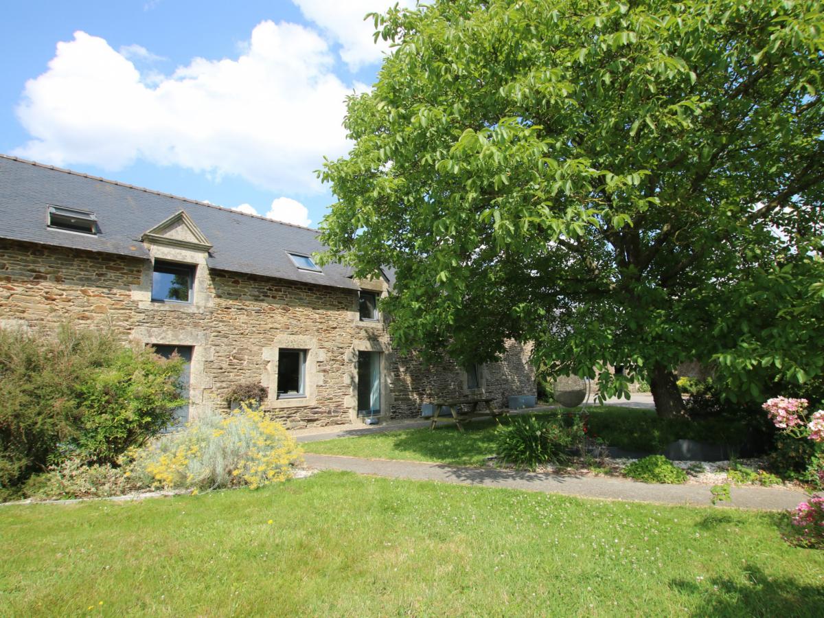 Country longère 5 bedrooms and outbuildings land swimming pool