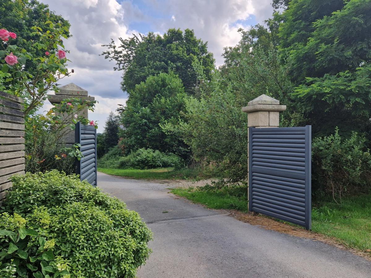 Country longère 5 bedrooms and outbuildings land swimming pool