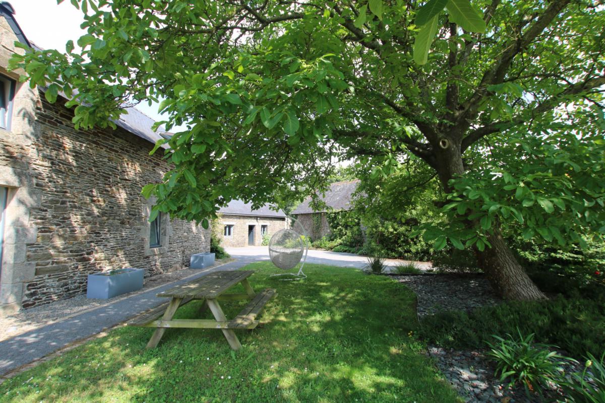 Country longère 5 bedrooms and outbuildings land swimming pool