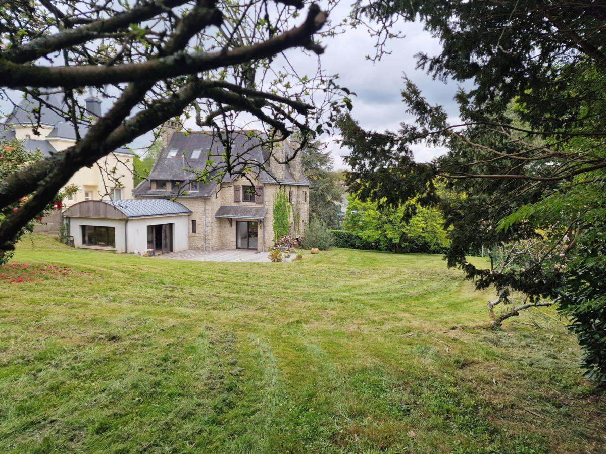 Pontivy Downtown: 4-Bedroom House with Garden, Divisible Land