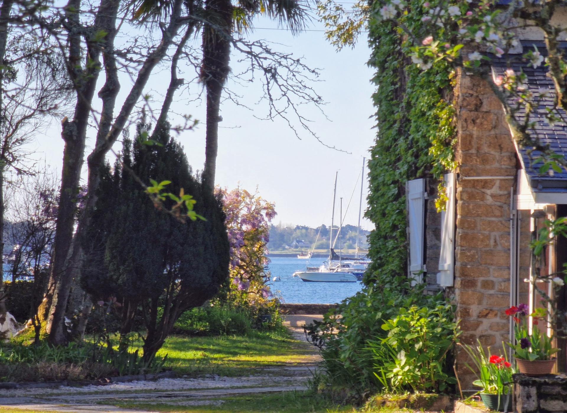 Sea view and direct access to the slipway, double ancient house