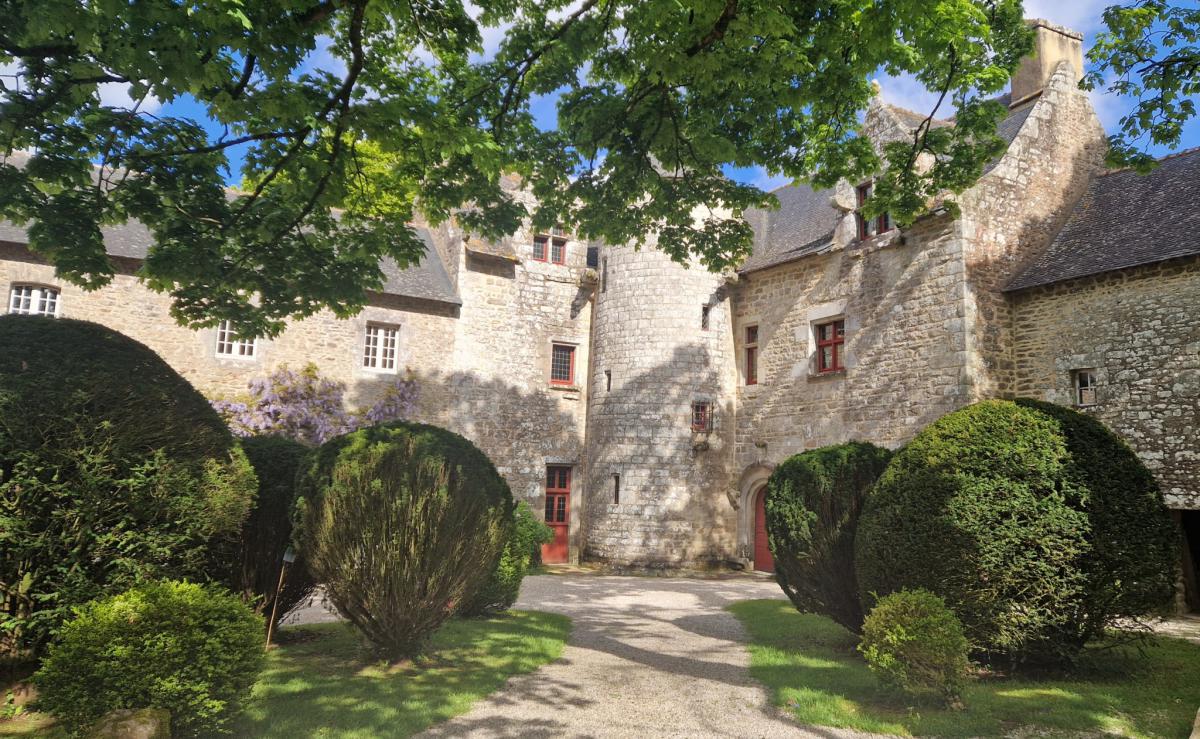 Manor property and outbuildings near Vannes