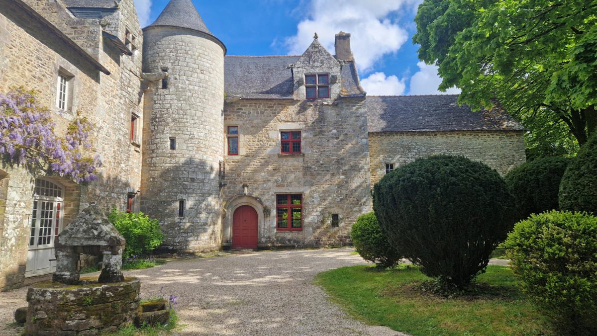Manor property and outbuildings near Vannes