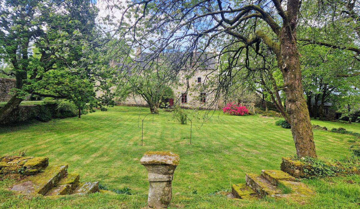 ISMH manor house and outbuildings near Vannes