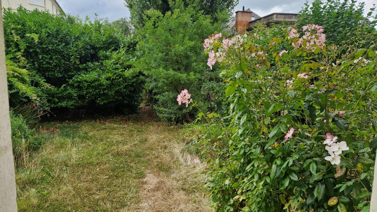 Thabor-Sévigné old house garden parking