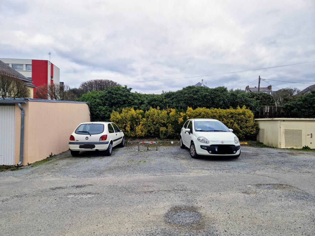 Vannes secure parking spaces near train station 