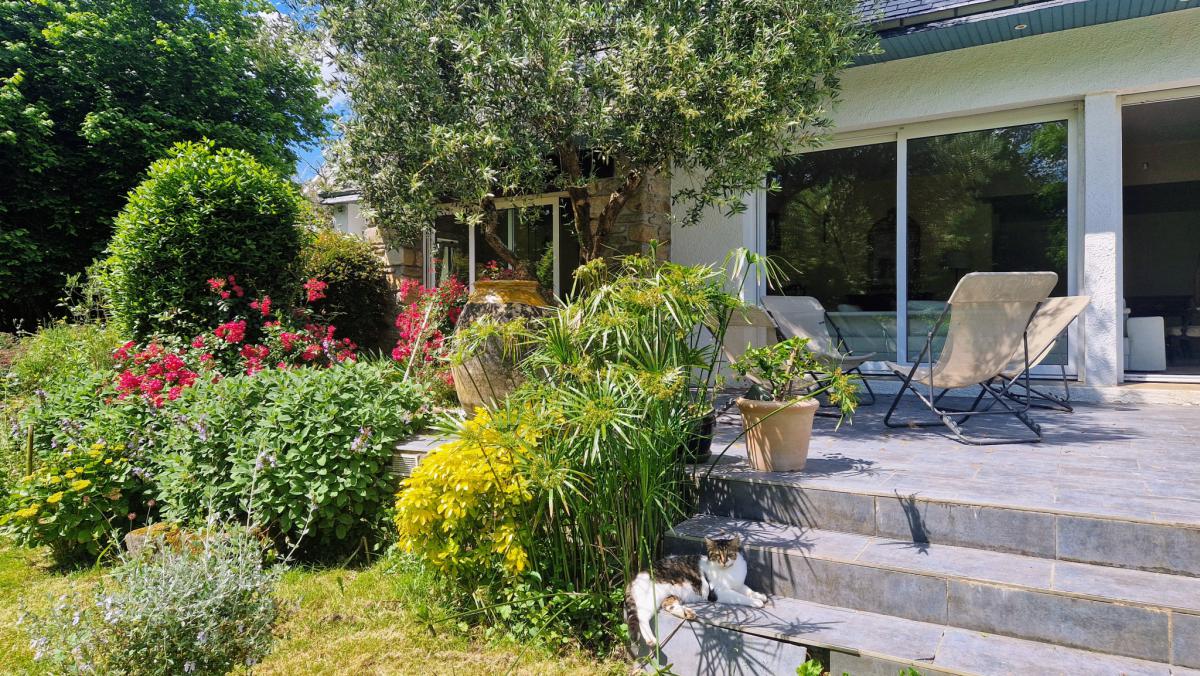 Exclusive downtown house and outbuildings