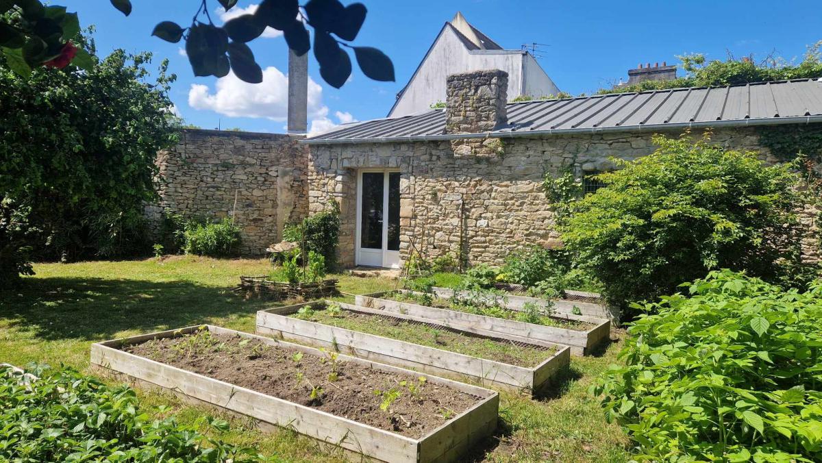 Exclusive downtown house and outbuildings