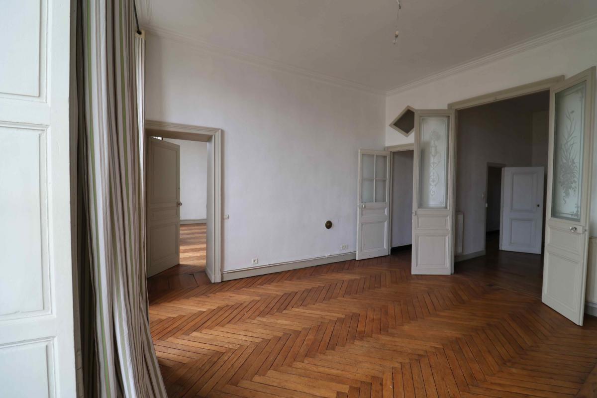 Exclusive old apartment 3 bedrooms attic cellar