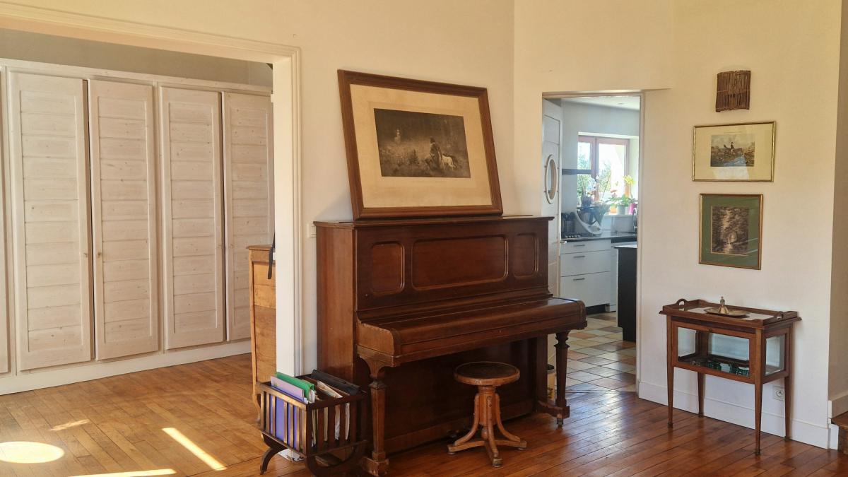 Sought-after neighborhood, quiet family home with garden and gar