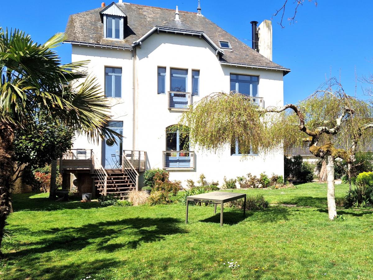 Sought-after neighborhood, quiet family home with garden and gar
