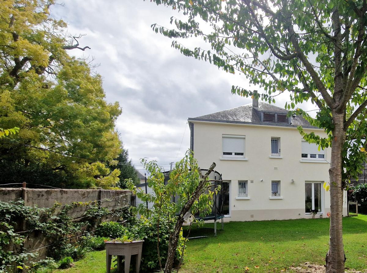 Renovated house 5 bedrooms,3 bathrooms,garden, garage 