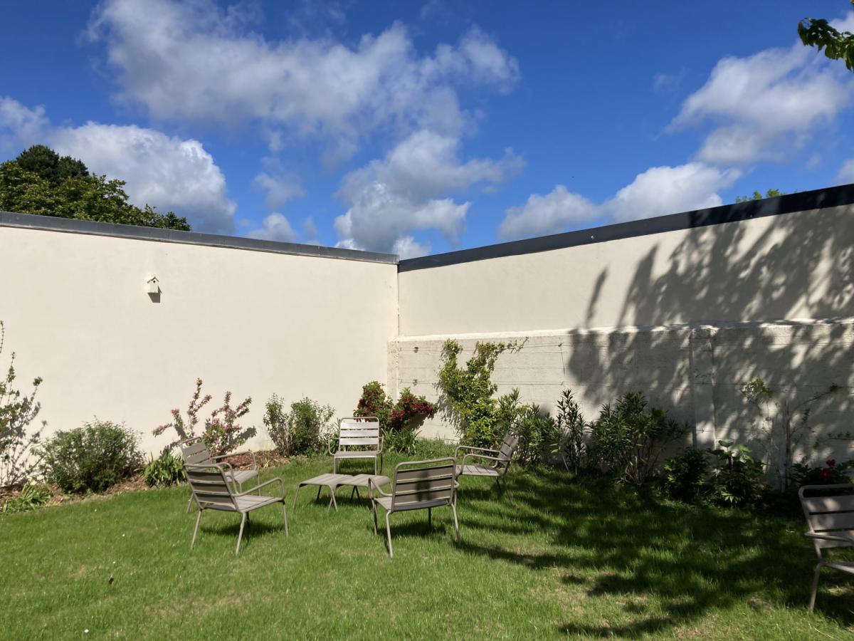 Renovated house 5 bedrooms,3 bathrooms,garden, garage 