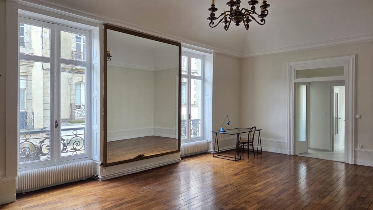 Centre-ville appartement ancien 2 ch lumineux 