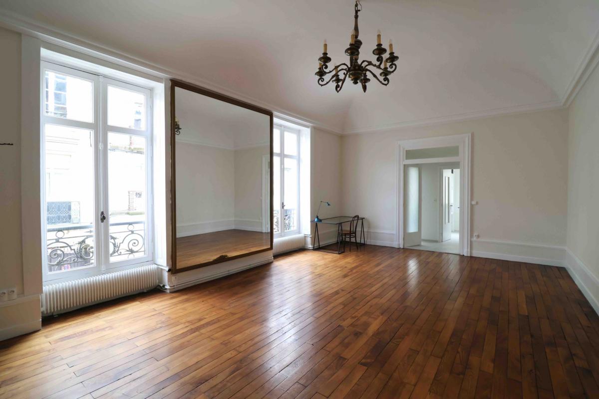Centre-ville appartement ancien 2 ch lumineux 