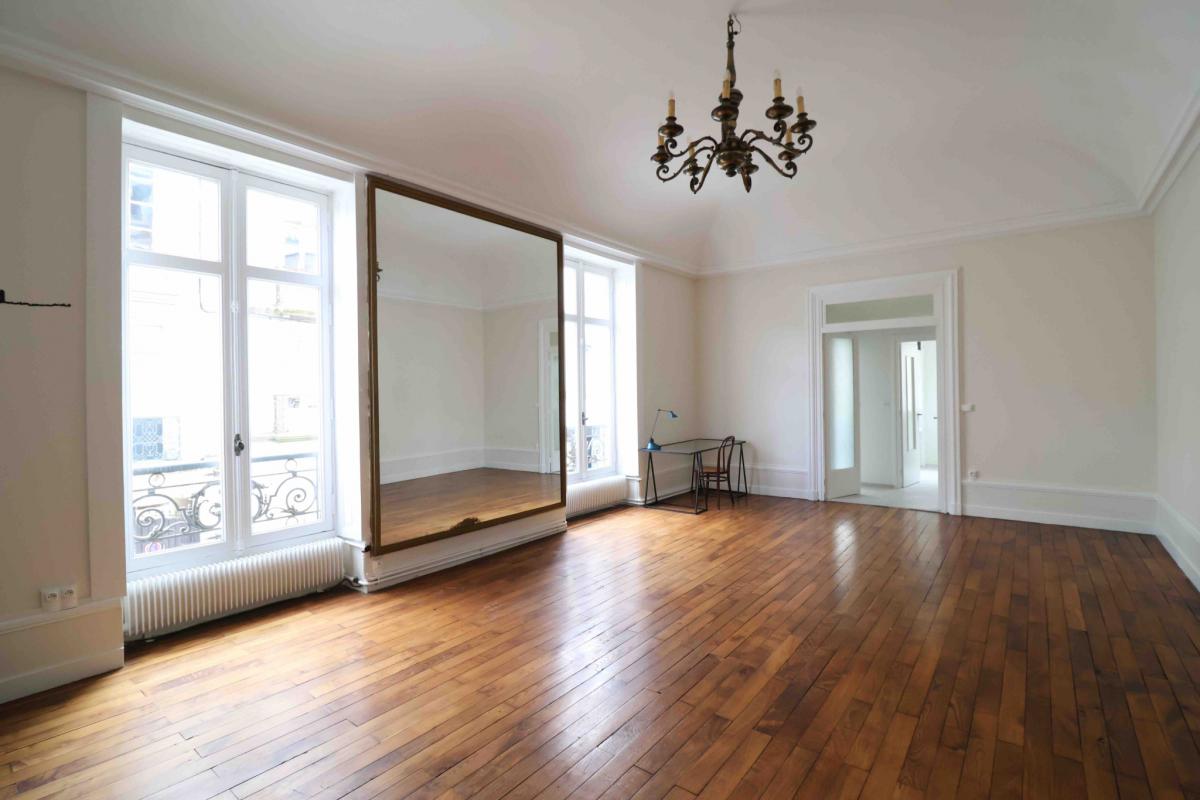 Centre-ville appartement ancien 2 ch lumineux 