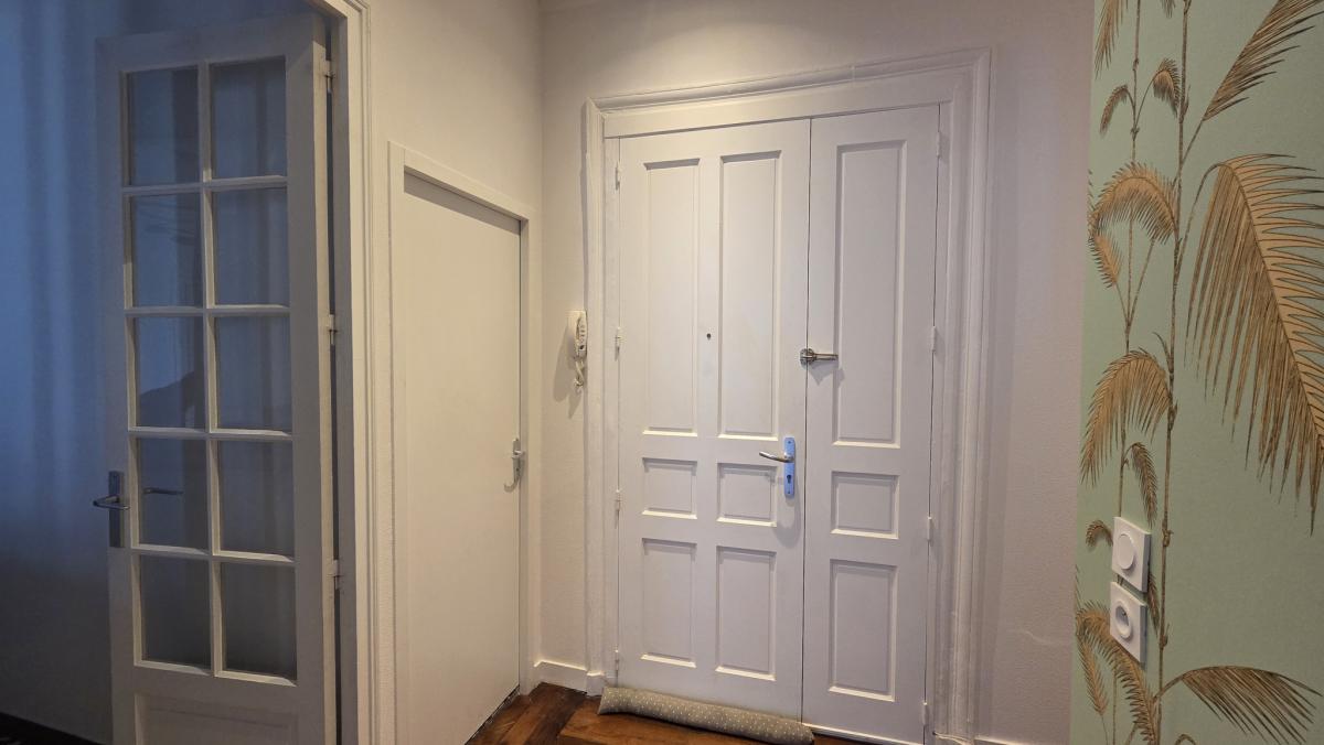 Unobstructed view, renovated old apartment 3 bedrooms + cellar