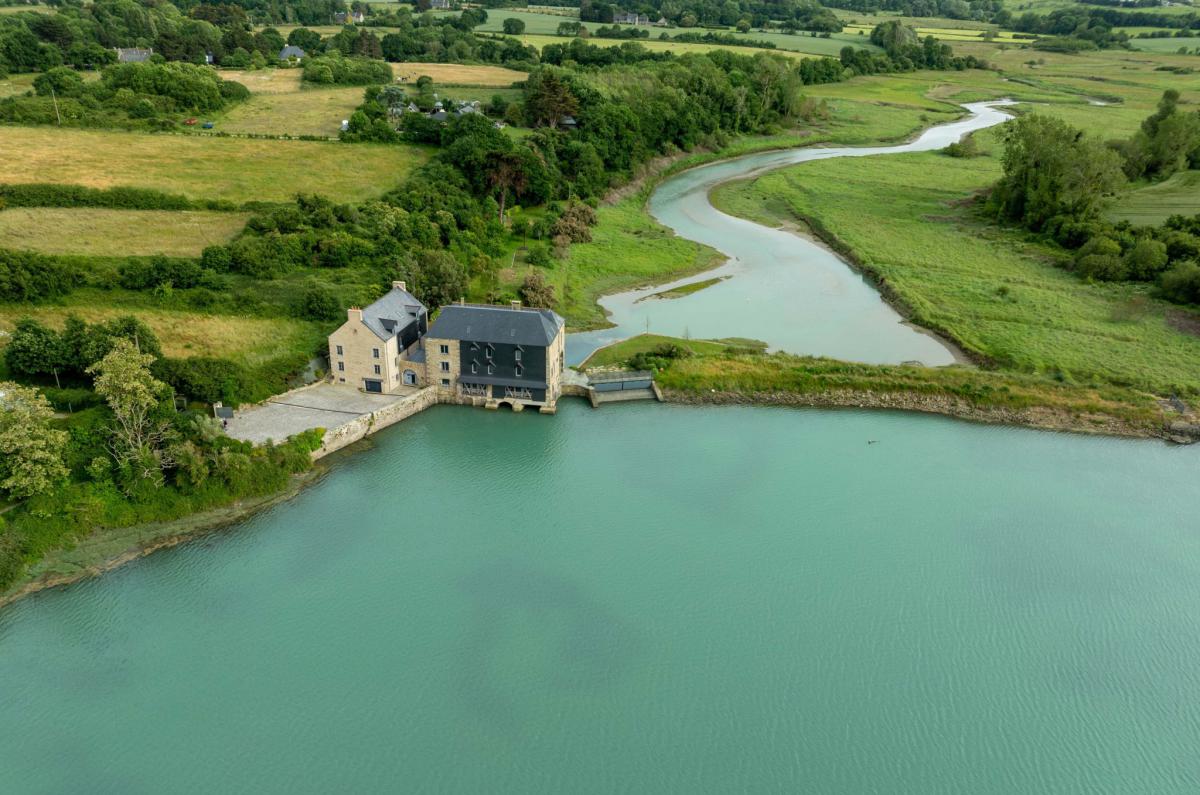 Propriété unique vue imprenable sur la rivière vers la mer