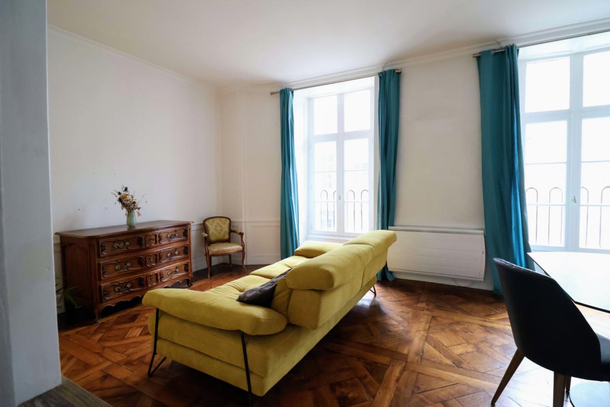 Unobstructed view, renovated old apartment 3 bedrooms + cellar