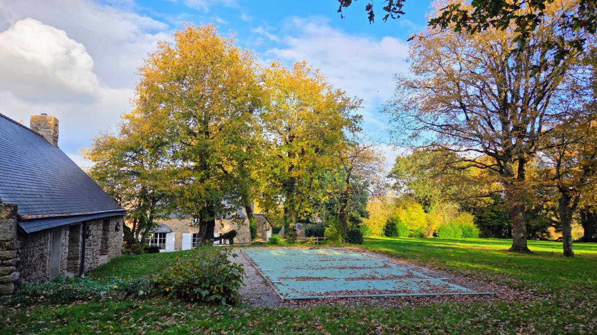Family Home Campaign with Pool and Outbuilding